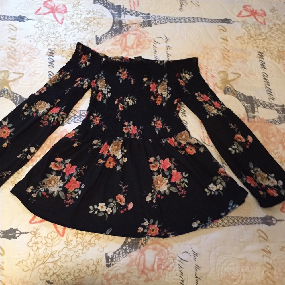 Rue 21 shirt🖤❤️ gently used
